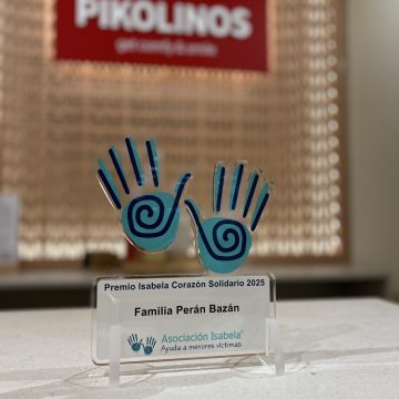 LA ASOCIACIÓN ISABELA OTORGAN EL  RECONOCIMIENTO «CORAZÓN SOLIDARIO» A LA FAMILIA PERÁN-BAZÁN POR SU APOYO DESDE SUS INICIOS.