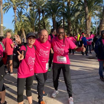 UNA MAREA ROSA INUNDA ELCHE